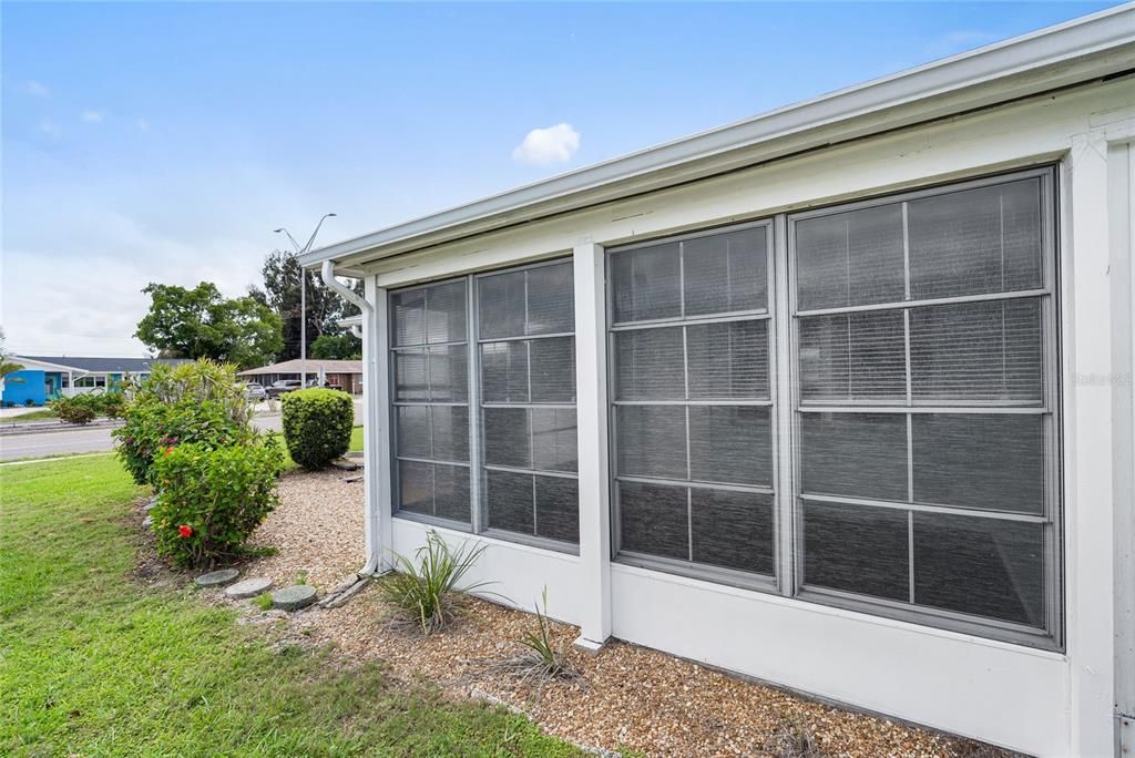 Active With Contract: $95,000 (2 beds, 1 baths, 865 Square Feet)