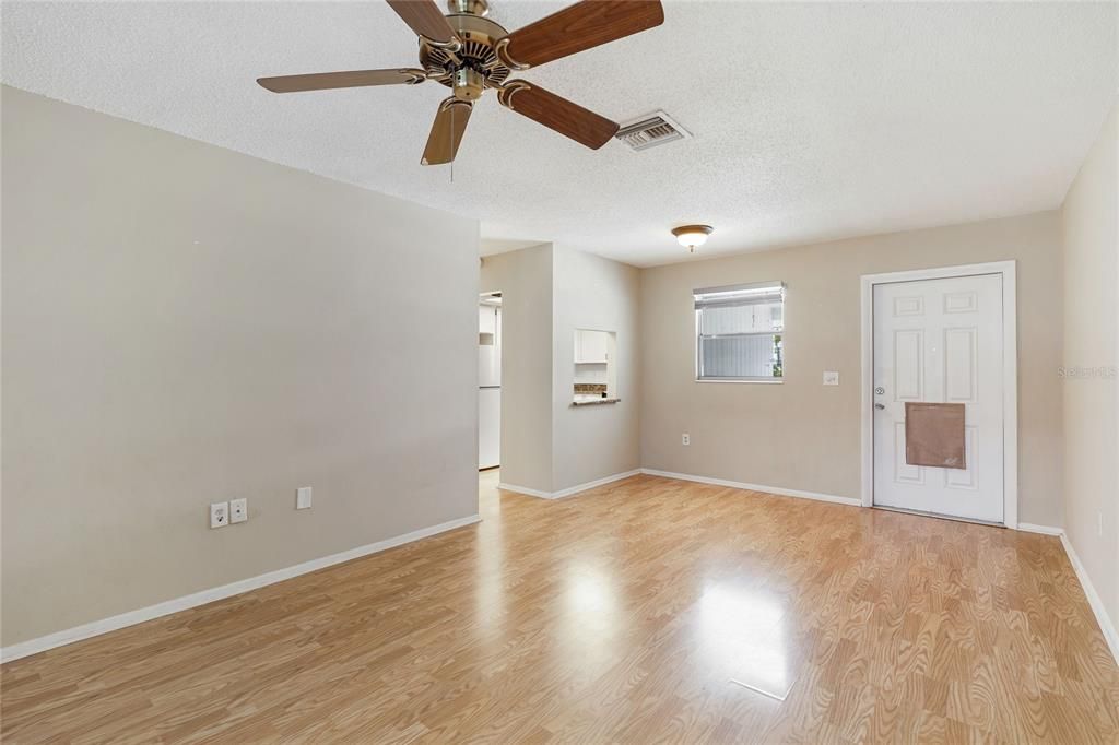 Active With Contract: $95,000 (2 beds, 1 baths, 865 Square Feet)