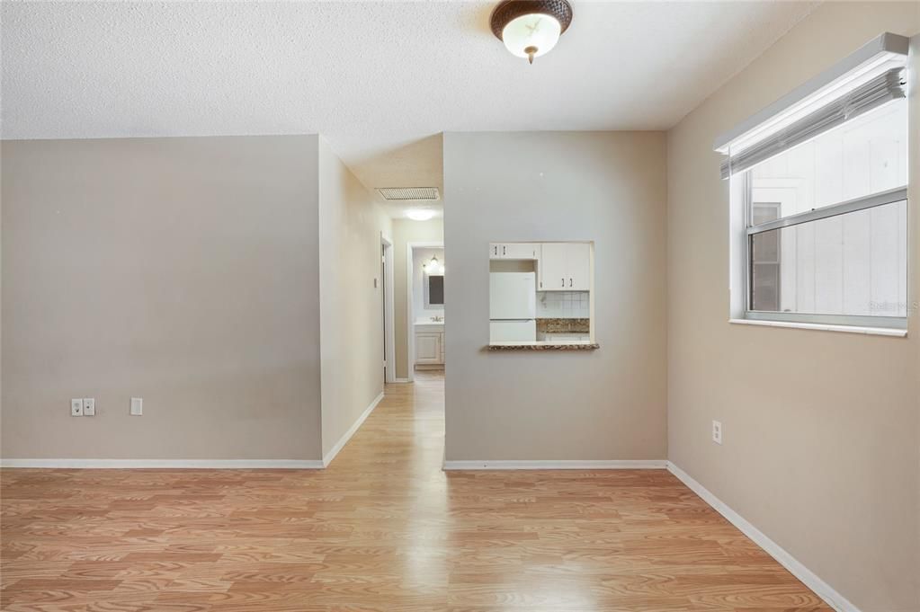Active With Contract: $95,000 (2 beds, 1 baths, 865 Square Feet)
