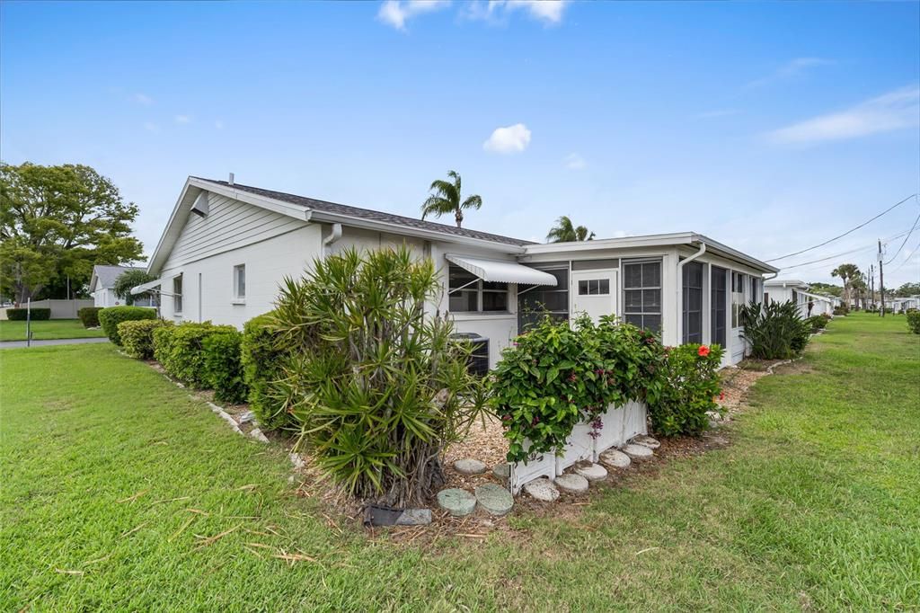 Active With Contract: $95,000 (2 beds, 1 baths, 865 Square Feet)