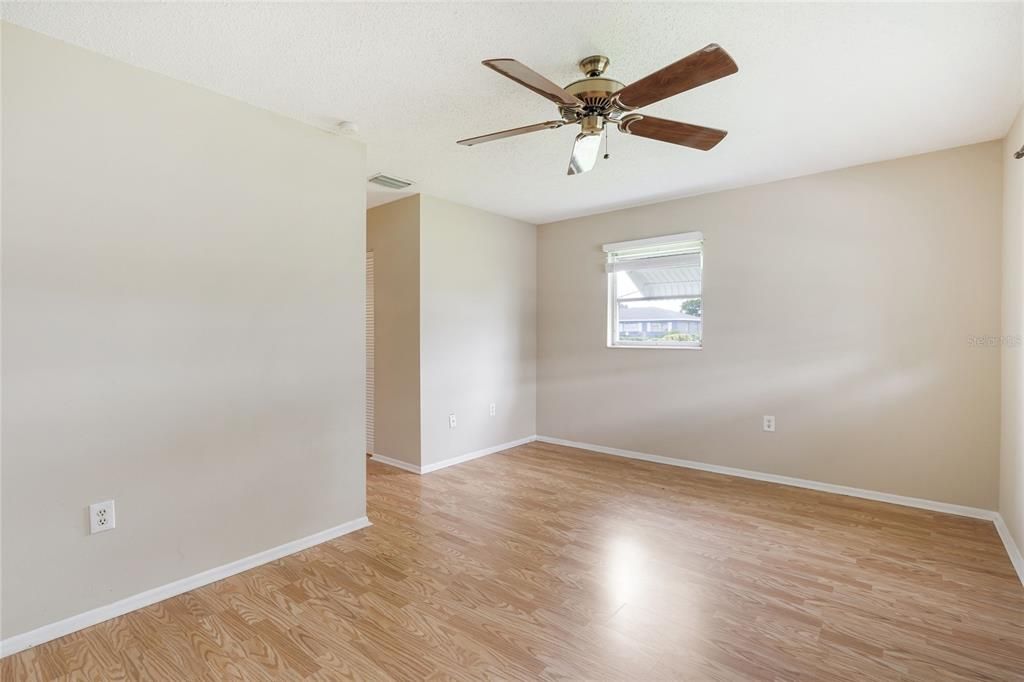 Active With Contract: $95,000 (2 beds, 1 baths, 865 Square Feet)