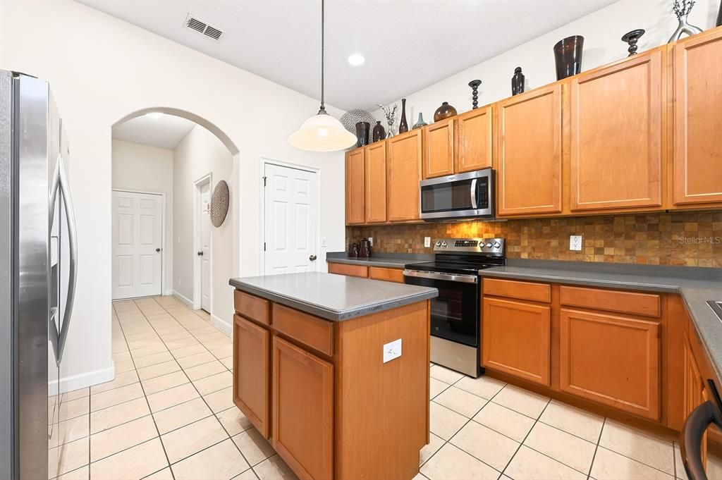 Active With Contract: $550,000 (5 beds, 4 baths, 3395 Square Feet)
