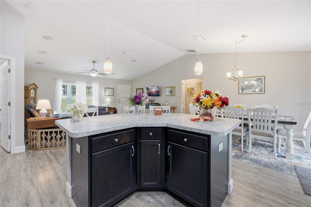 Active With Contract: $285,000 (3 beds, 2 baths, 1569 Square Feet)
