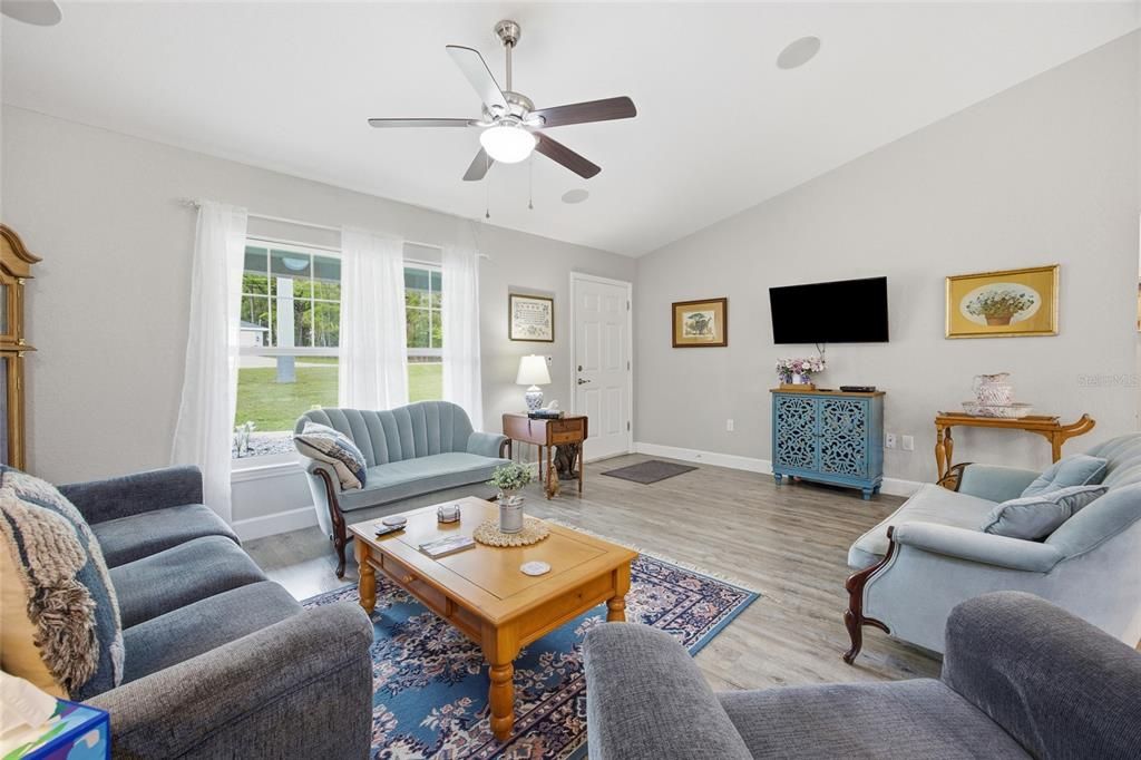 Active With Contract: $285,000 (3 beds, 2 baths, 1569 Square Feet)