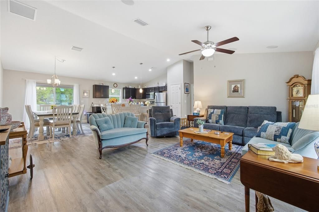 Active With Contract: $285,000 (3 beds, 2 baths, 1569 Square Feet)