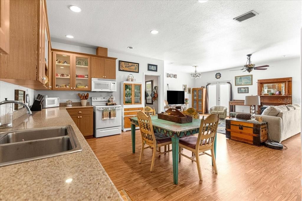 Activo con contrato: $384,000 (3 camas, 2 baños, 1891 Pies cuadrados)