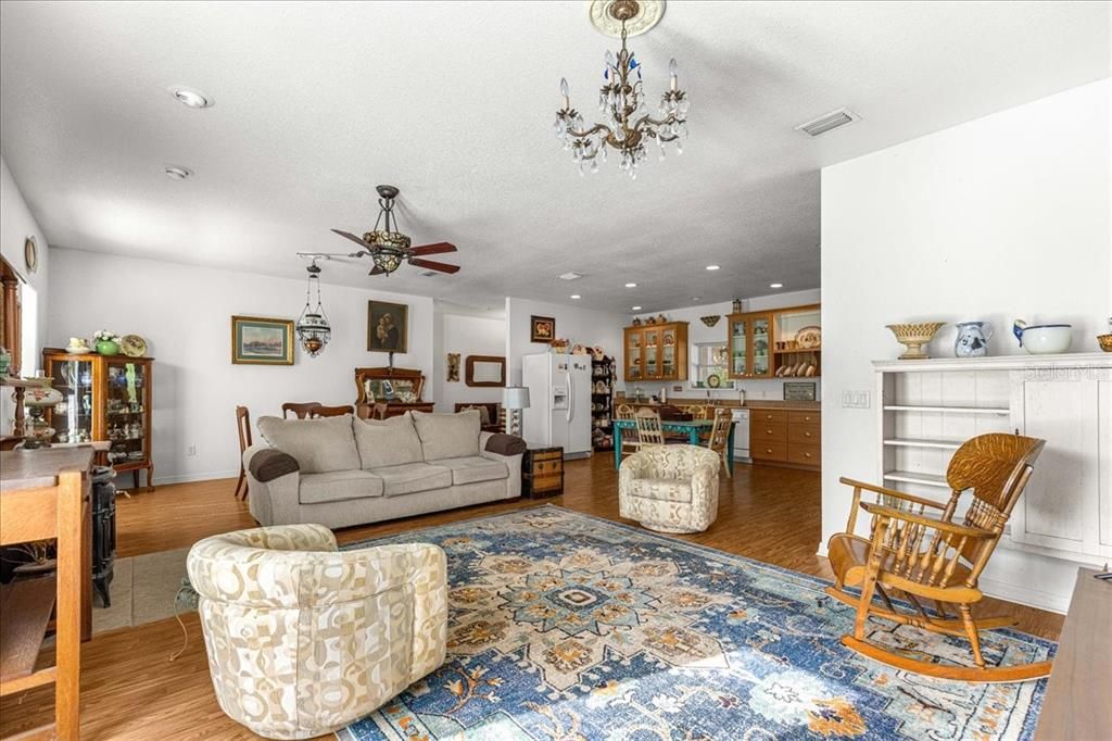 Activo con contrato: $384,000 (3 camas, 2 baños, 1891 Pies cuadrados)