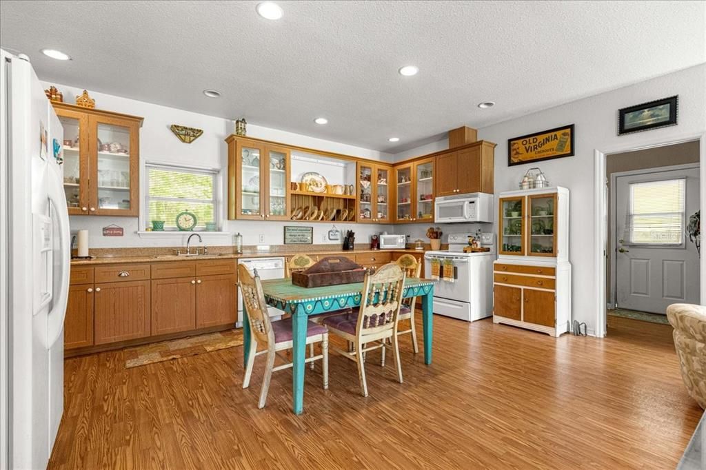Activo con contrato: $384,000 (3 camas, 2 baños, 1891 Pies cuadrados)