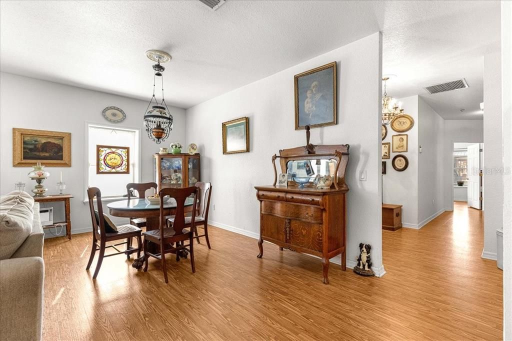 Activo con contrato: $384,000 (3 camas, 2 baños, 1891 Pies cuadrados)
