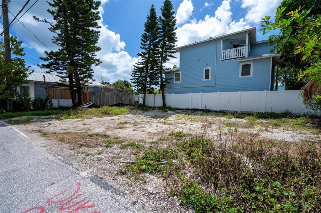 На продажу: $375,000 (0.06 acres)