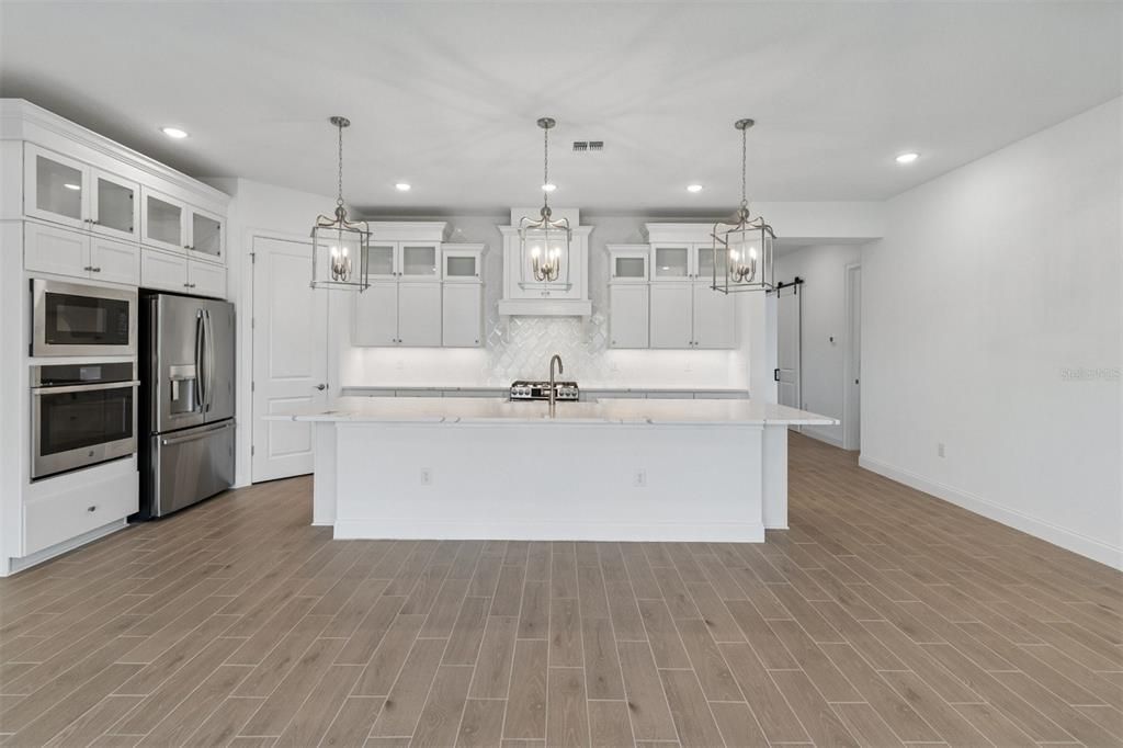 Activo con contrato: $764,990 (4 camas, 3 baños, 2552 Pies cuadrados)