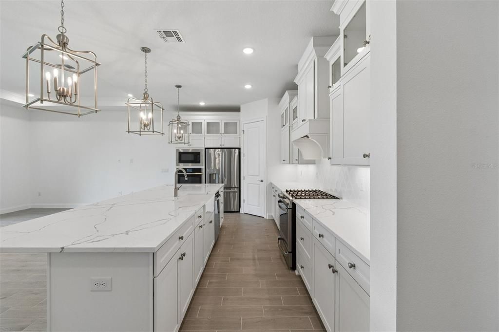 Activo con contrato: $764,990 (4 camas, 3 baños, 2552 Pies cuadrados)
