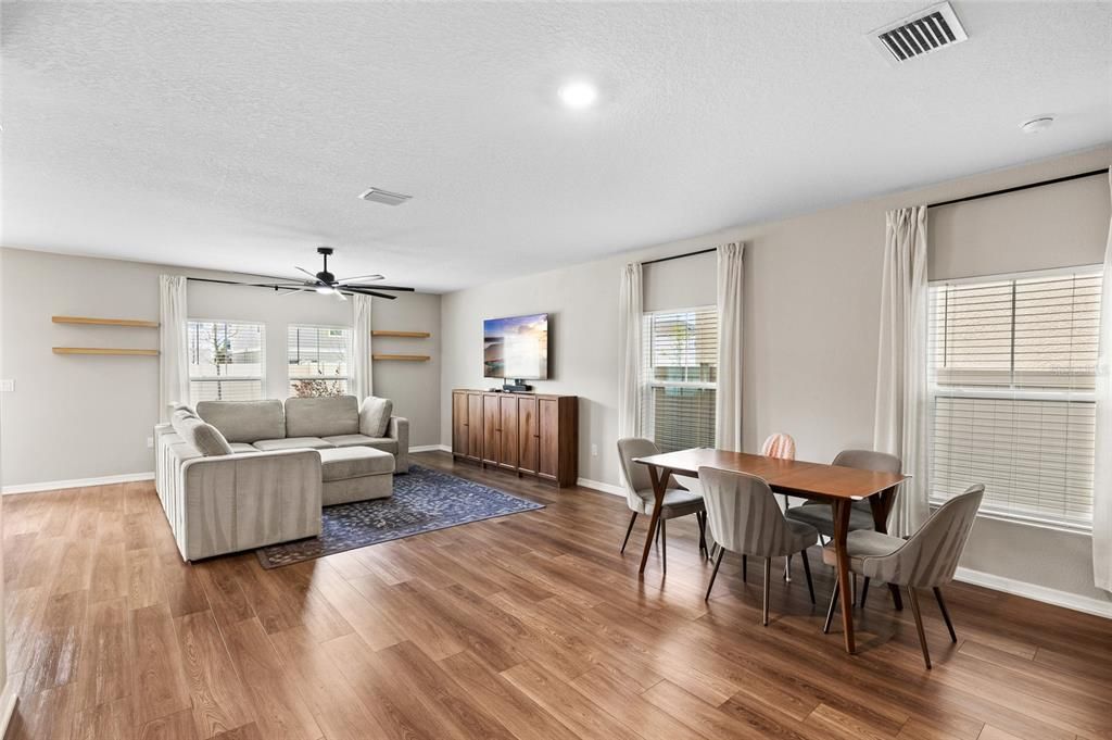 Activo con contrato: $430,000 (5 camas, 3 baños, 2551 Pies cuadrados)