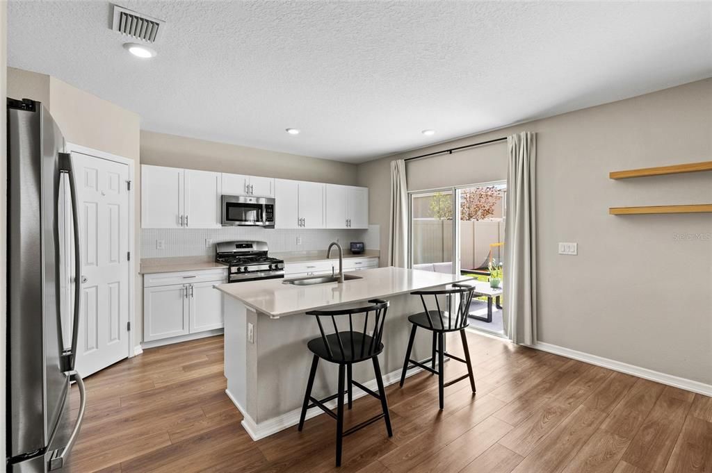 Activo con contrato: $430,000 (5 camas, 3 baños, 2551 Pies cuadrados)