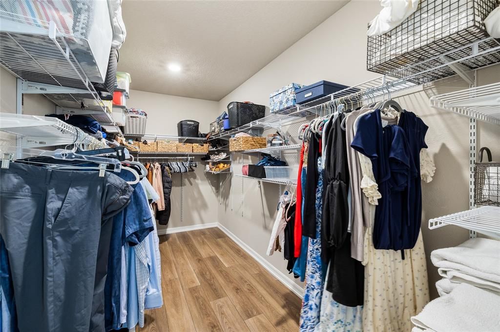 Activo con contrato: $430,000 (5 camas, 3 baños, 2551 Pies cuadrados)