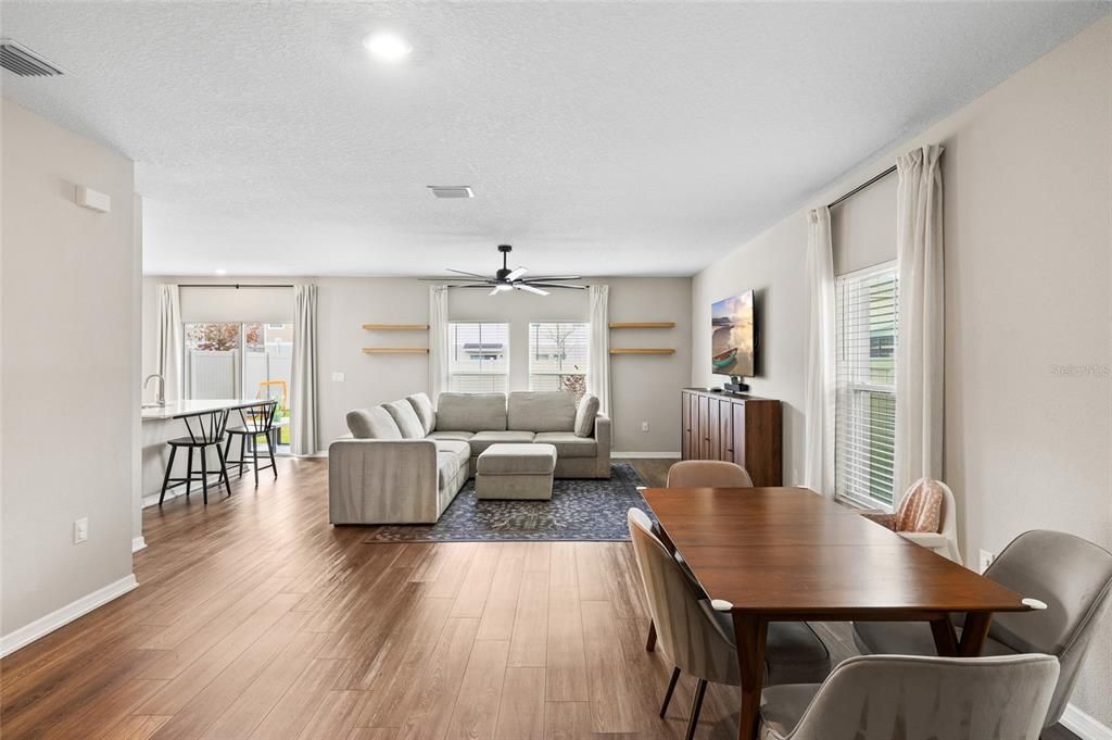 Activo con contrato: $430,000 (5 camas, 3 baños, 2551 Pies cuadrados)