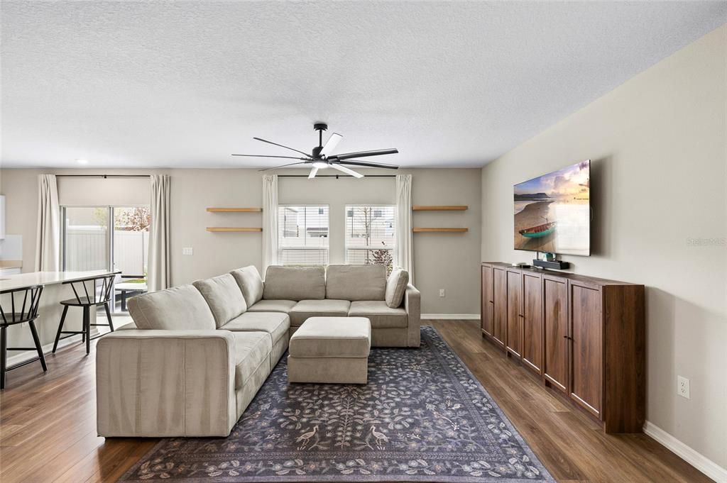 Activo con contrato: $430,000 (5 camas, 3 baños, 2551 Pies cuadrados)
