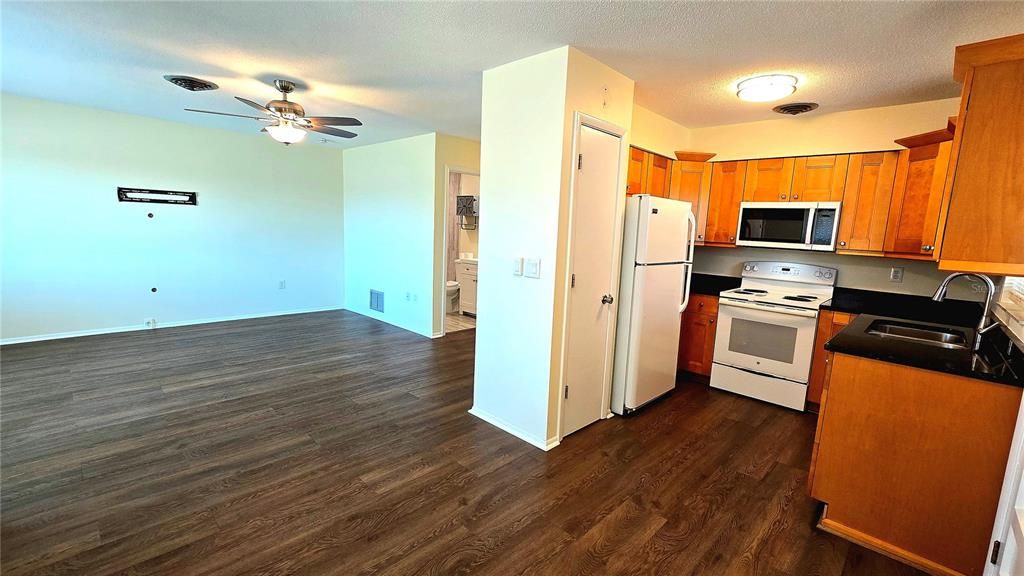 出租: $1,495 (2 贝兹, 1 浴室, 875 平方英尺)