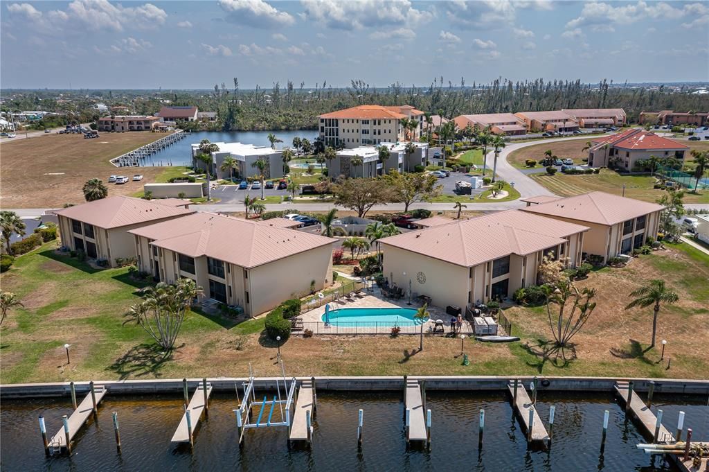 На продажу: $199,000 (2 спален, 1 ванн, 826 Квадратных фут)