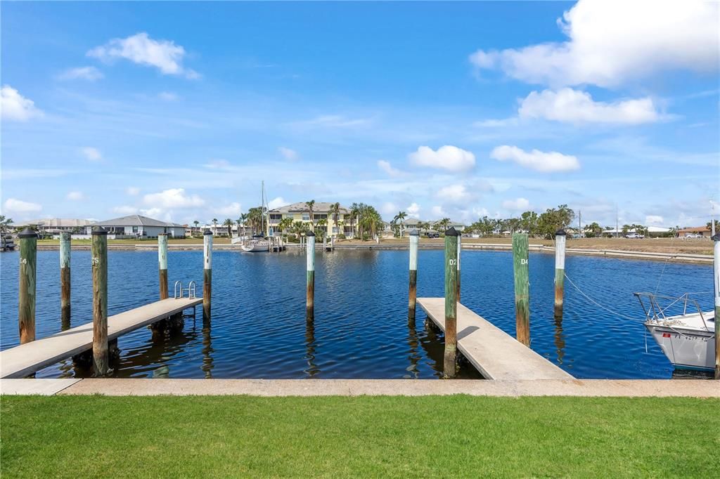 На продажу: $199,000 (2 спален, 1 ванн, 826 Квадратных фут)