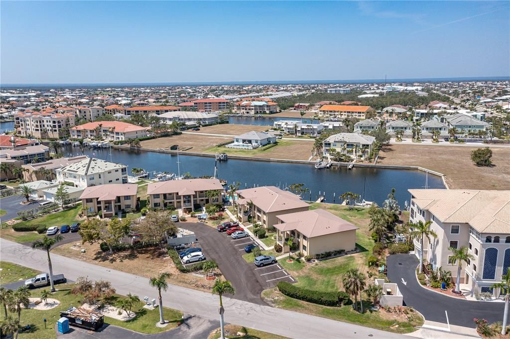 На продажу: $199,000 (2 спален, 1 ванн, 826 Квадратных фут)