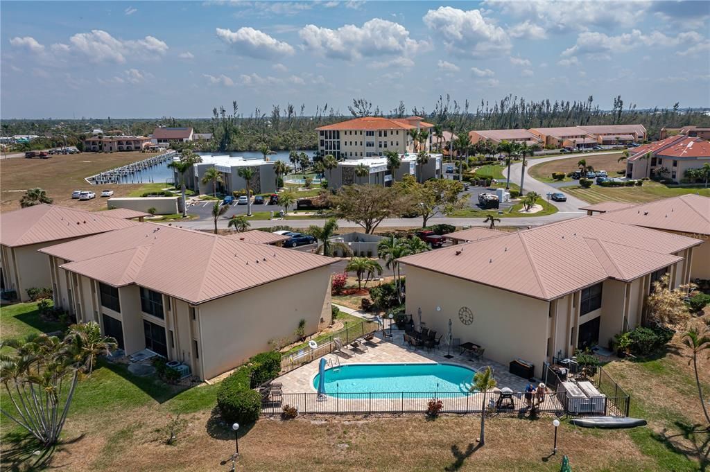 На продажу: $199,000 (2 спален, 1 ванн, 826 Квадратных фут)