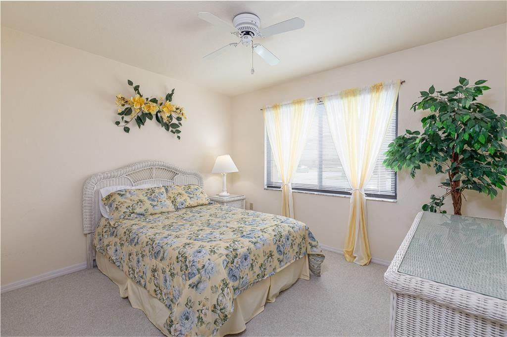 На продажу: $199,000 (2 спален, 1 ванн, 826 Квадратных фут)