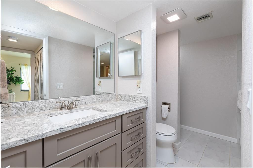 На продажу: $199,000 (2 спален, 1 ванн, 826 Квадратных фут)