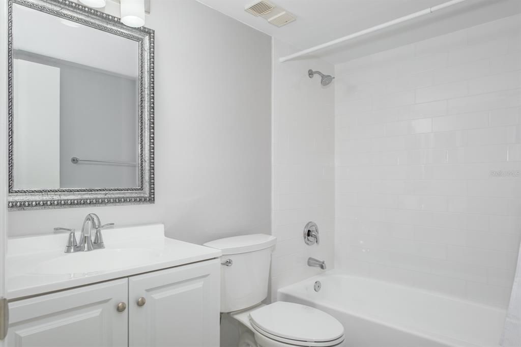 Activo con contrato: $159,900 (2 camas, 2 baños, 1060 Pies cuadrados)