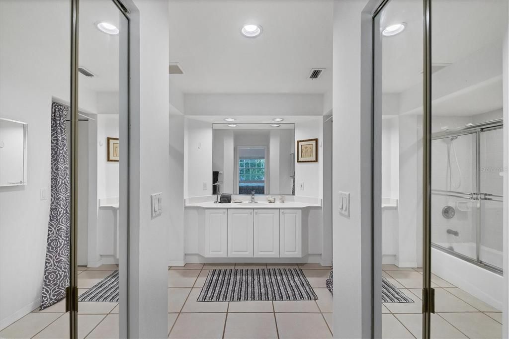 В аренду: $4,200 (2 спален, 2 ванн, 1215 Квадратных фут)