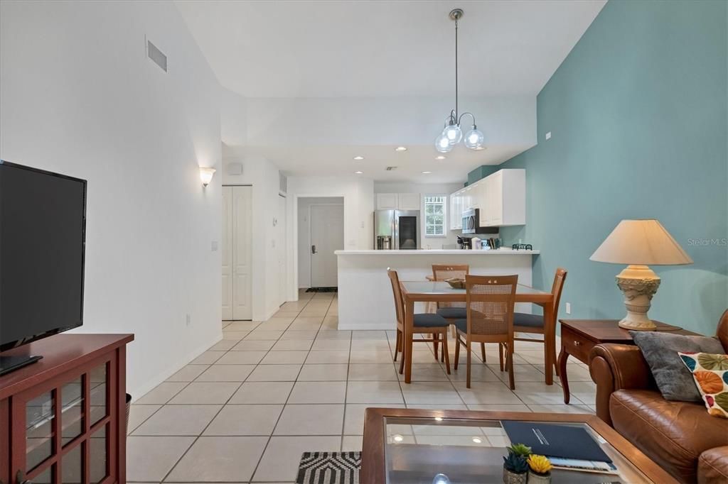 В аренду: $4,200 (2 спален, 2 ванн, 1215 Квадратных фут)