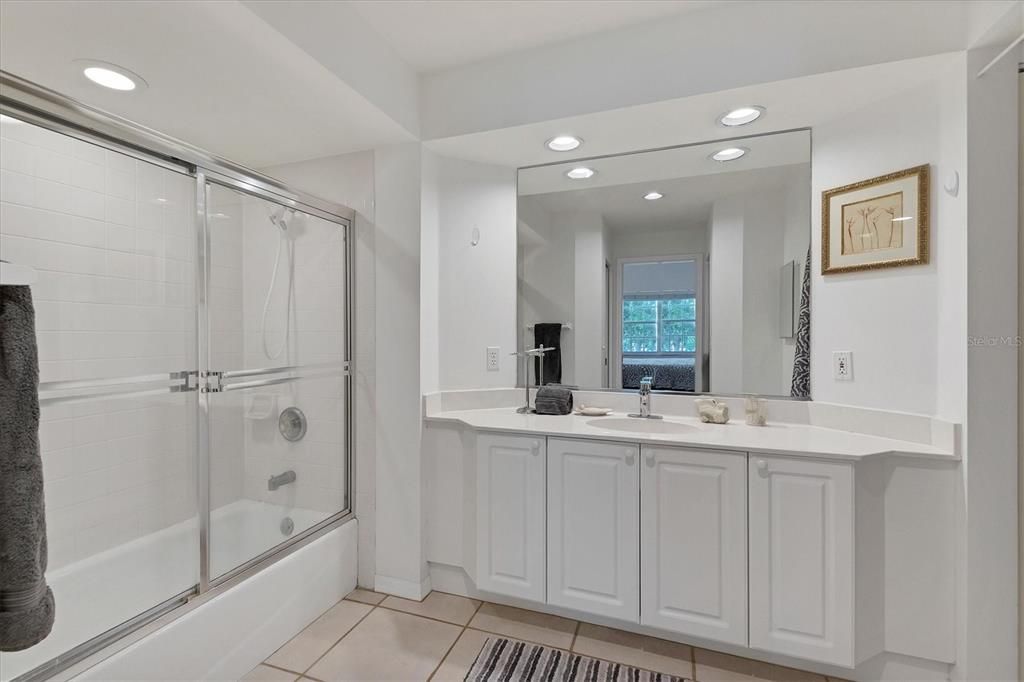 В аренду: $4,200 (2 спален, 2 ванн, 1215 Квадратных фут)