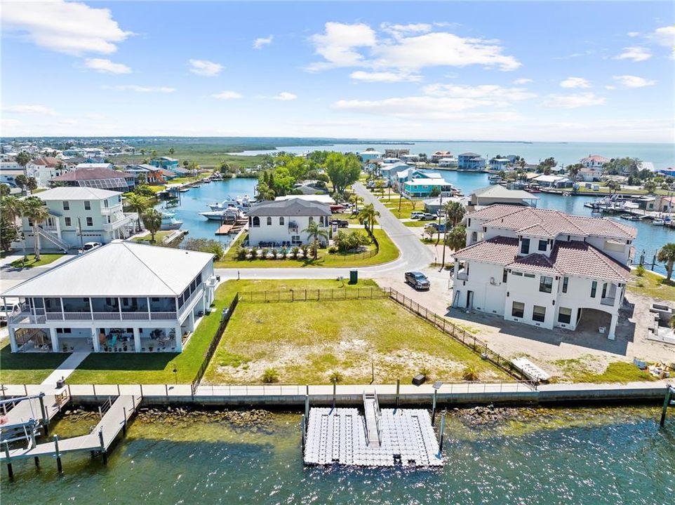 En Venta: $579,995 (0.18 acres)