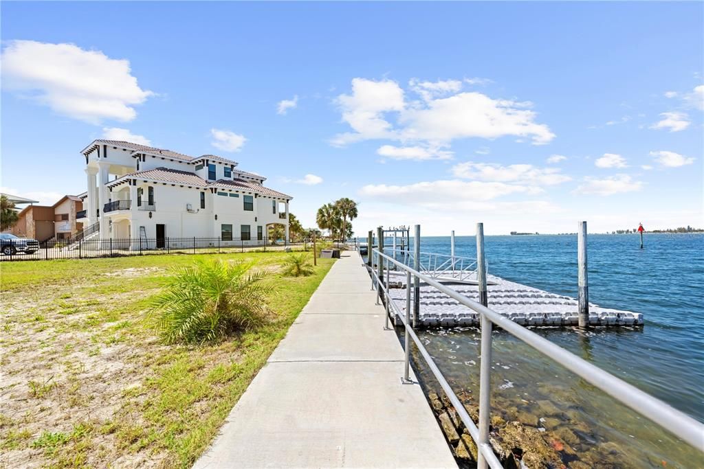 En Venta: $579,995 (0.18 acres)
