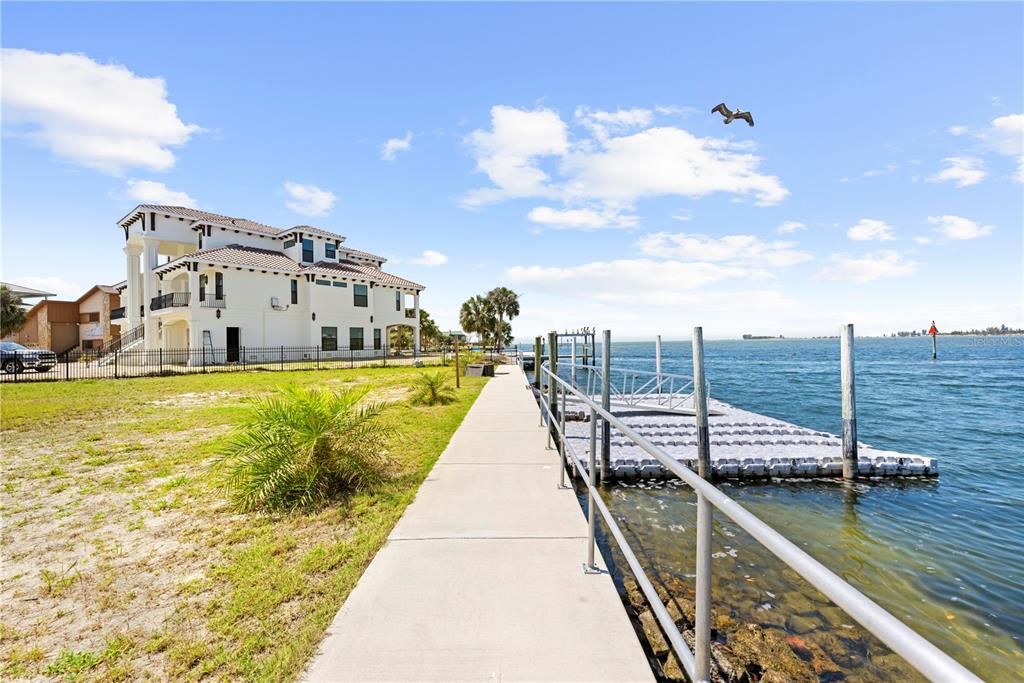 En Venta: $579,995 (0.18 acres)
