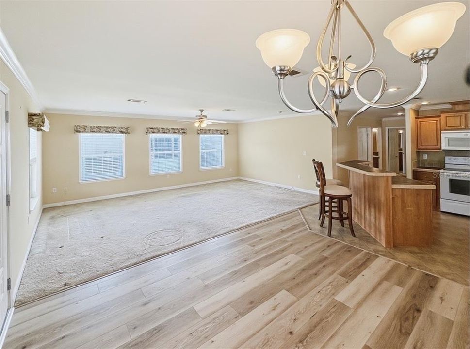 Active With Contract: $169,900 (2 beds, 2 baths, 1296 Square Feet)