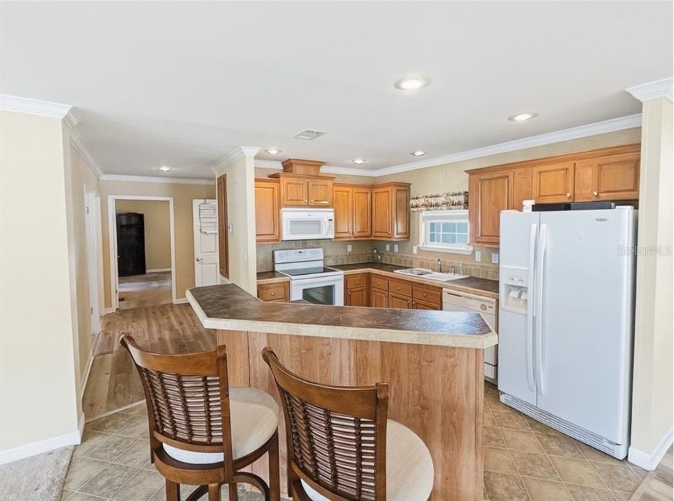 Active With Contract: $169,900 (2 beds, 2 baths, 1296 Square Feet)