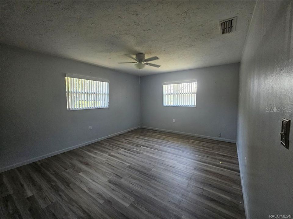 Activo con contrato: $185,000 (2 camas, 1 baños, 1332 Pies cuadrados)