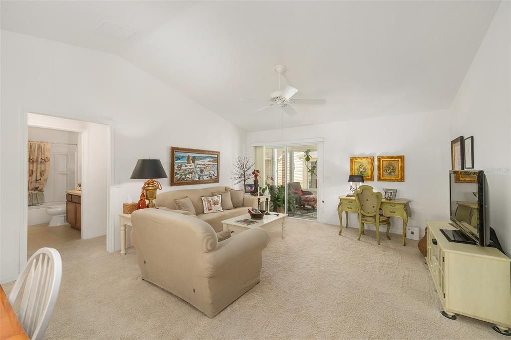 Activo con contrato: $325,000 (3 camas, 2 baños, 1240 Pies cuadrados)