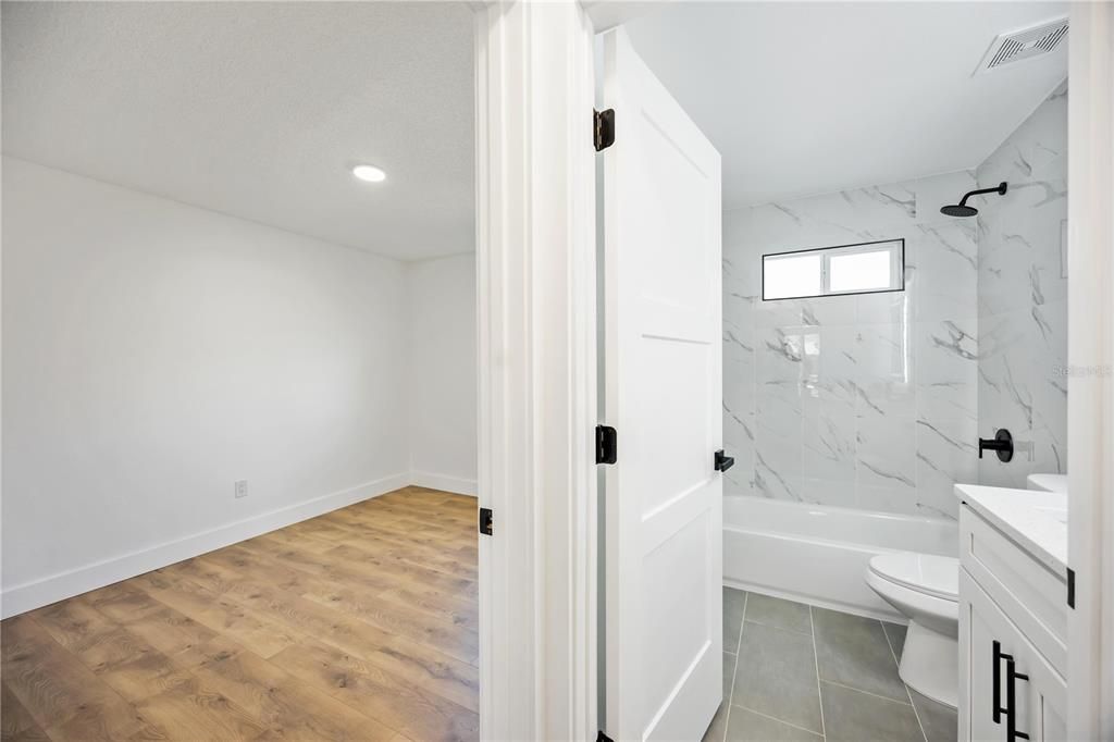 Activo con contrato: $270,000 (3 camas, 2 baños, 1144 Pies cuadrados)