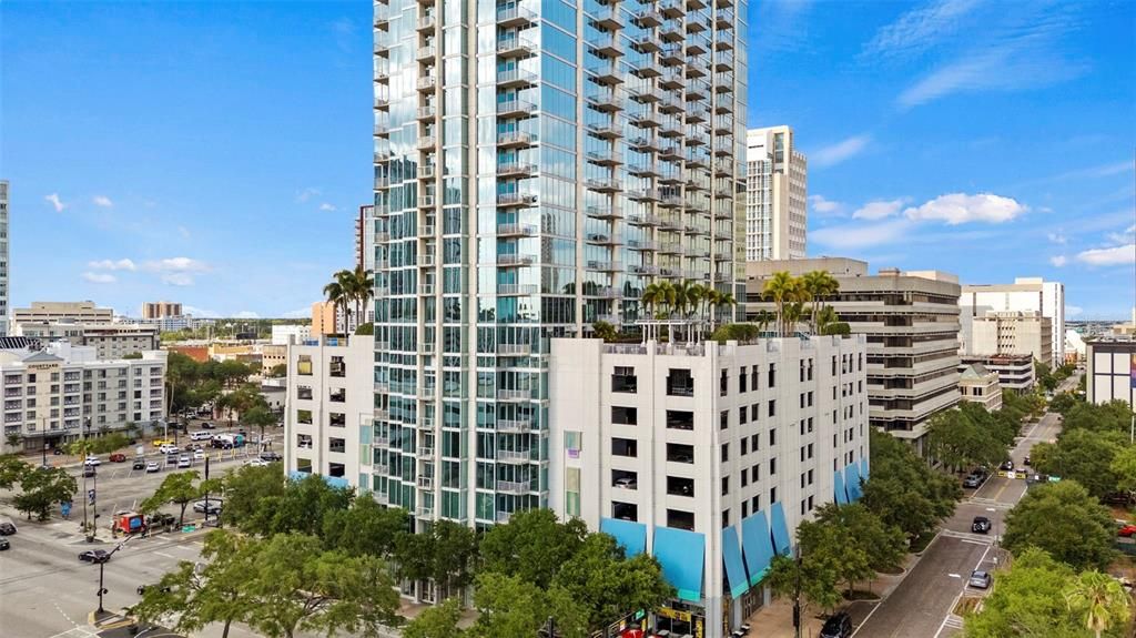 合同活跃: $499,000 (1 贝兹, 1 浴室, 901 平方英尺)