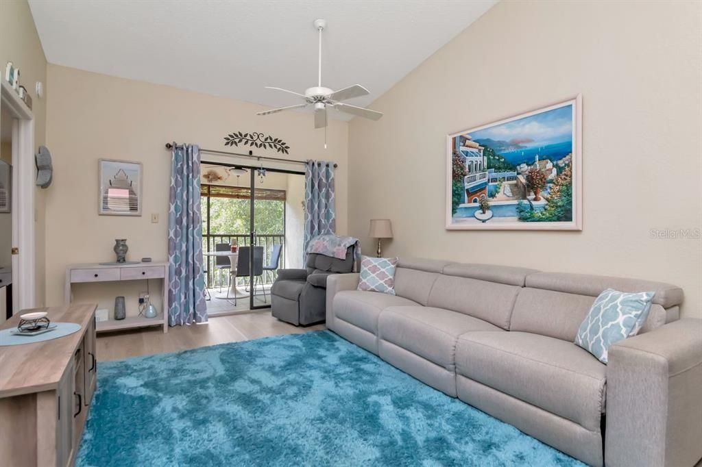 待售: $215,000 (2 贝兹, 2 浴室, 945 平方英尺)