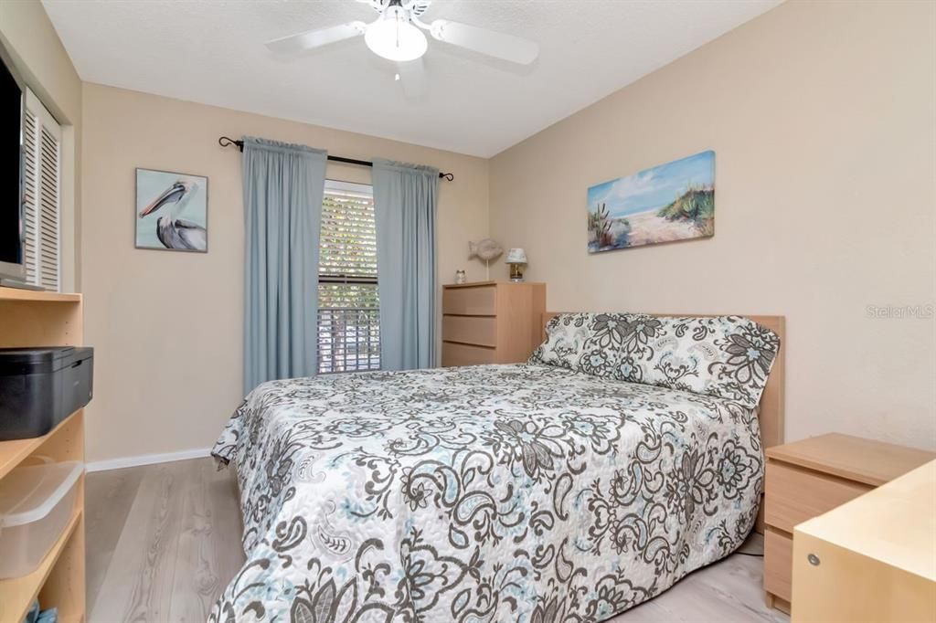 待售: $215,000 (2 贝兹, 2 浴室, 945 平方英尺)