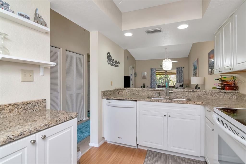 待售: $215,000 (2 贝兹, 2 浴室, 945 平方英尺)