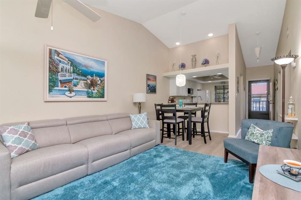 待售: $215,000 (2 贝兹, 2 浴室, 945 平方英尺)