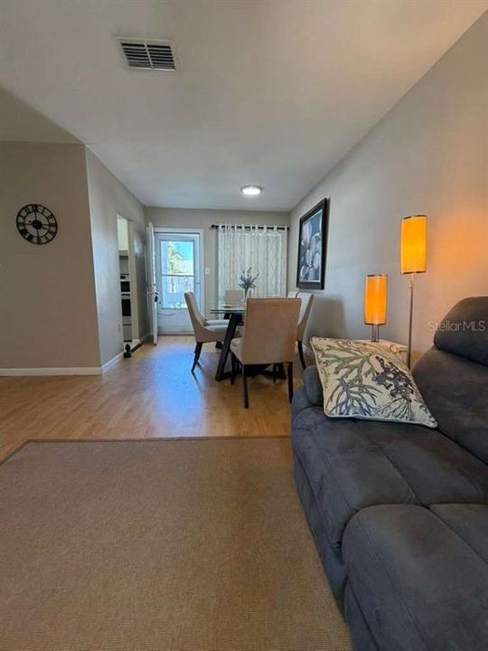 出租: $1,800 (2 贝兹, 2 浴室, 840 平方英尺)