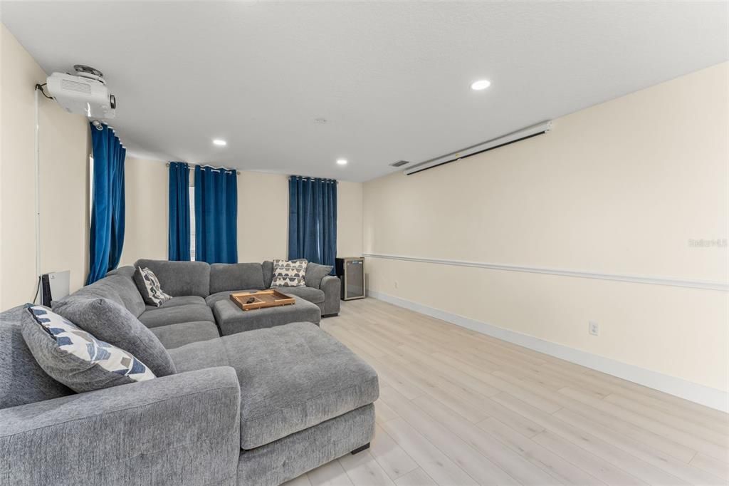 En Venta: $565,000 (5 camas, 2 baños, 3021 Pies cuadrados)