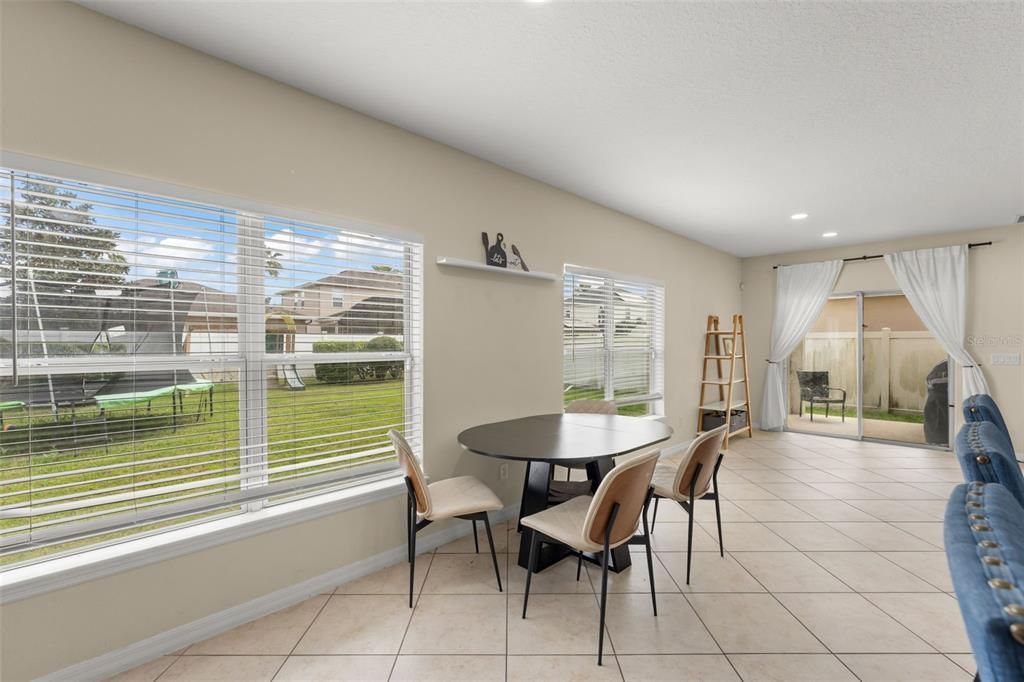 En Venta: $565,000 (5 camas, 2 baños, 3021 Pies cuadrados)
