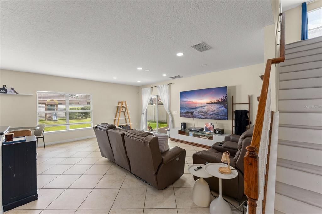En Venta: $565,000 (5 camas, 2 baños, 3021 Pies cuadrados)
