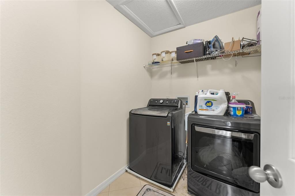 En Venta: $565,000 (5 camas, 2 baños, 3021 Pies cuadrados)